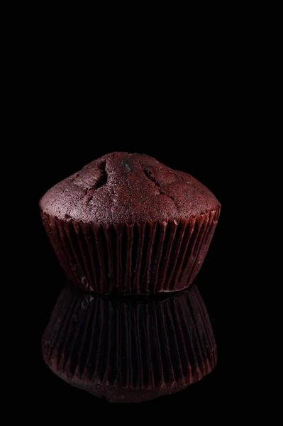 Čokoládový Muffin Černém Pozadí Čokoládový Muffin Papíře Černém Pozadí Svislý — Stock fotografie