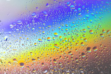 Çok renkli su damlalarının arka planı. Yuvarlanan renk eğimlerinden arkaplan.