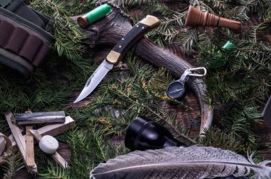 Bıçak, geyik boynuzu ve iğnelerle av kompozisyonu. Üst.