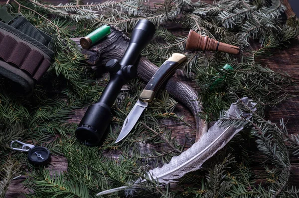 Jagdmesser Und Optisches Visier Vor Dem Hintergrund Von Nadeln Jagdkonzept — Stockfoto