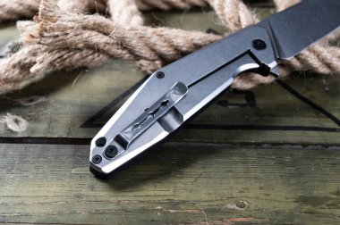Şarjörlü bıçağın metal sapı. Alüminyum alaşımlı bıçak sapı.