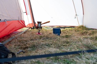 Türk kahvesi yapıyorum. Turist çadırında kahve yapmak..