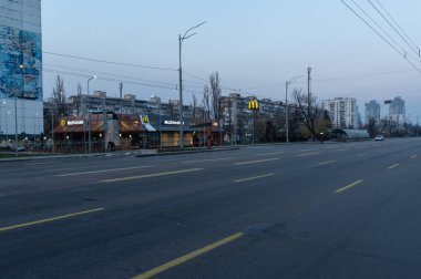Ukrayna, Kyiv 'deki Katedral Bulvarı' ndaki McDonald 's restoranı. Sabah erkenden. Arabasız yol. Sabah ışığı.