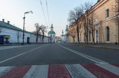 Sokaktaki Kiev Pechersk Lavra manzarası. Sabah Kiev-Pechersk Lavra yakınlarında. Para masası.