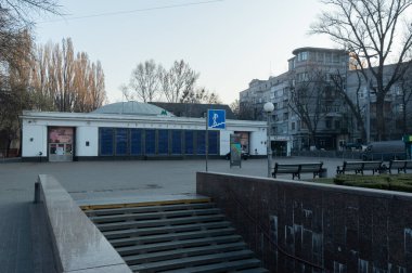 Kyiv, Ukrayna - 4 Nisan 2020: Kiev, Ukrayna 'daki Arsenalnaya metro istasyonu. Kapalı metro. Metro yakınlarında terk edilmiş..