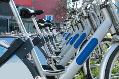 Kiralık bisiklet parkı için. Bisikletle tur. Bisiklet kiralama. Bisiklete bin. Arka arkaya bir sürü bisiklet..