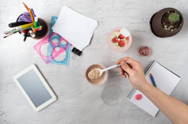 - İş yerinde kahvaltı var. Çilekli yulaf ezmesi. İş sırasında sağlıklı bir kahvaltı. Düz yatıyordu.