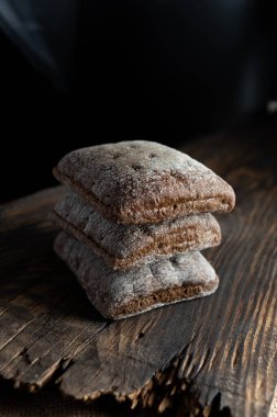 Buğday sandviçi için güzel kare ekmekler. Sandviç için çörek. Dikey çerçeve.