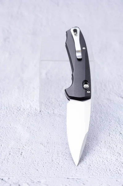 Şarjörlü Katlanmış Bıçak Siyah Alüminyum Saplı Bıçak Tezgahta Bir Açıda — Stok fotoğraf