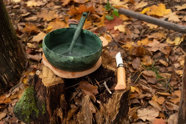 Winkelblick auf Geschirr und Messer. Utensilien und Geräte in der Natur. — Stockfoto