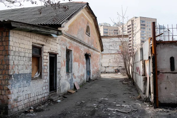 Terk edilmiş bir dükkanın binası. Terk edilmiş üretim binası. Bir katlı tuğla bina.. — Stok fotoğraf