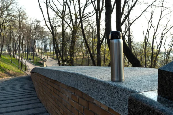 Roestvrijstalen thermoskan voor warme dranken. Koffie drinken op de natuur in het park. Warme dranken in het park. — Stockfoto