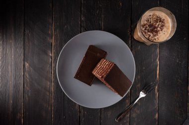 Gri tabakta iki çikolatalı kek. Çikolatalı kek ve kahve. Üst.