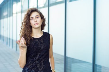 Kıvırcık kız acı alay, açık havada ifade eder.