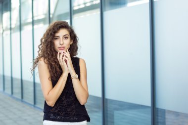 Bir sürpriz cam duvar yanındaki güzel kıvırcık kız alır