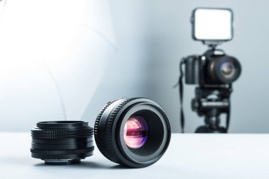 Stüdyo, dijital SLR fotoğraf makinesi ışık ve softbox arka planı beyaz tabloda DSLR Lensler ayarla.