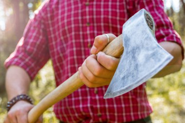 Yakın çekim, bir oduncu elinde balta