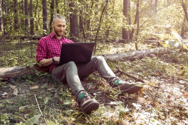 Freelancer iş ormandaki her zaman online