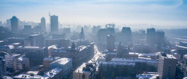 Sabah şehirde şiddetli Don. Panorama.