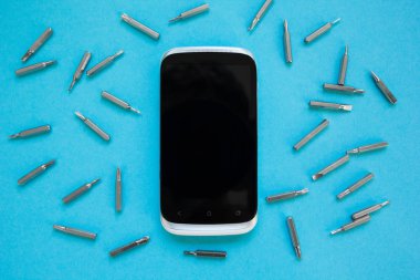 Yukarıdan smartphone ile mavi bir arka plan üzerinde araçları görüntüleyin