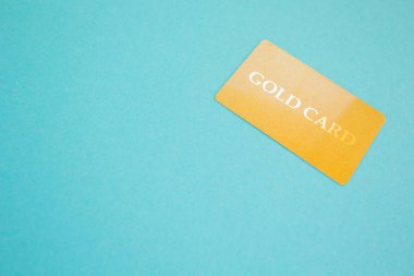 Mavi bir arka plan üzerinde Gold kart kavramı. Metin için yer.