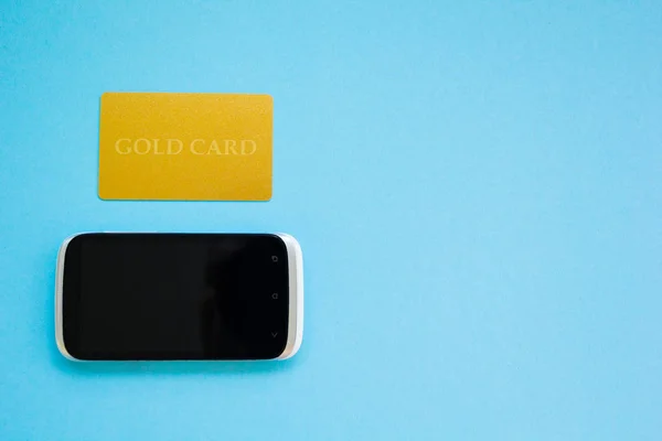Comprar productos en línea, pago con tarjeta de oro, concepto de compras en línea, tema azul — Foto de Stock