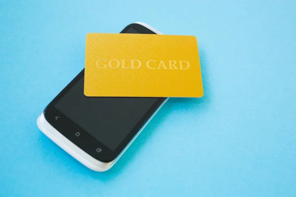 Usando tarjeta de crédito y smartphone para comprar en línea. Concepto de compras online — Foto de Stock