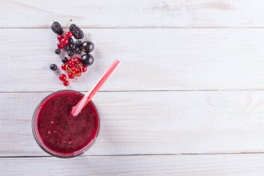 Dut çilek, böğürtlen, kuş üzümü ve cam ahşap masa üzerinde güler yüzlü. Rustik tarzı