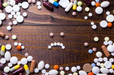 Çok renkli hapları arka plan üzerinde üzgün yüz