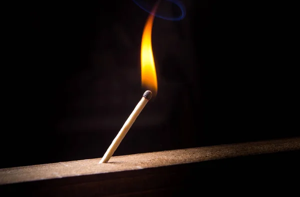 Burning matchstick em fundo preto — Fotografia de Stock