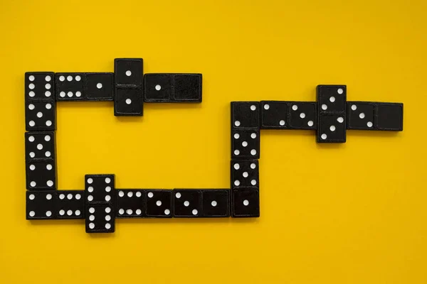 Dominos vue du jeu de haut sur fond jaune . — Photo