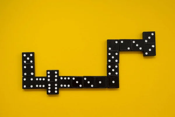 Domino hra pohled shora na žlutém podkladu. — Stock fotografie