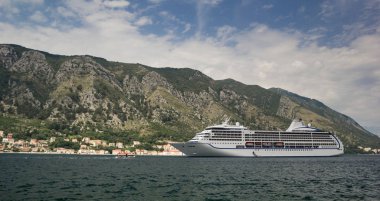 cruise zemin Dağları nın karşı Bay gemi