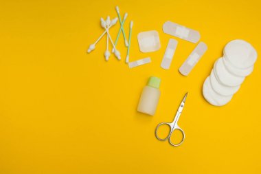 Makas, yapıştırıcı bant, pamuk temizleme bezi ve sarı backg yastıkları