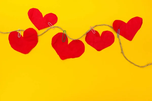Rote Herzen handgefertigt auf gelbem Hintergrund. — Stockfoto