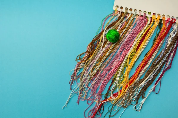 Разноцветные нити для домашней вышивки — стоковое фото