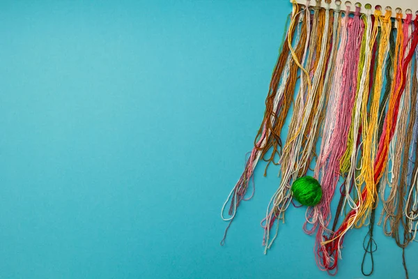 Разноцветные нити для рукоделия — стоковое фото