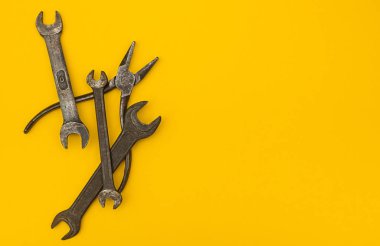 Pense ve metin için yer ile sarı bir arka plan üzerinde anahtarı.