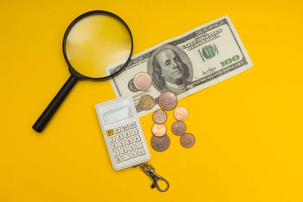 Kavram görüntüsünü büyütme cam, 100 dolarlık bir banknot bir 