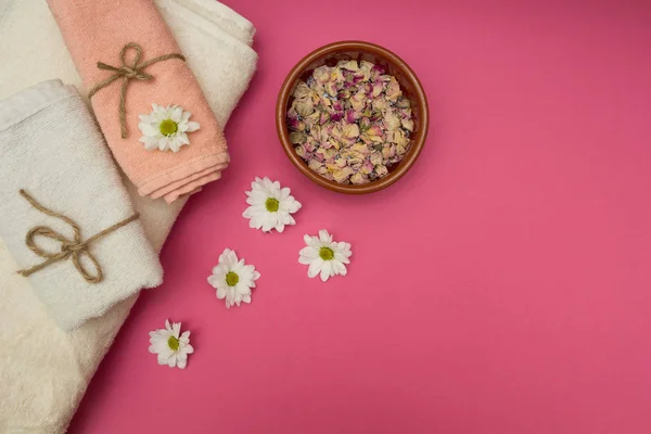 Conceito de Spa - flores secas e frescas, toalhas — Fotografia de Stock