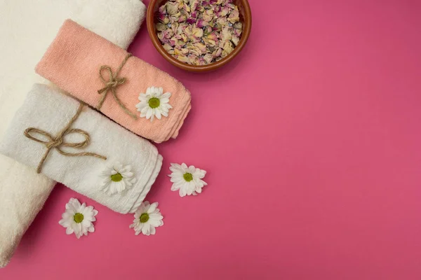 Spa and wellness setting with flowers and towels. — Stock Photo, Image