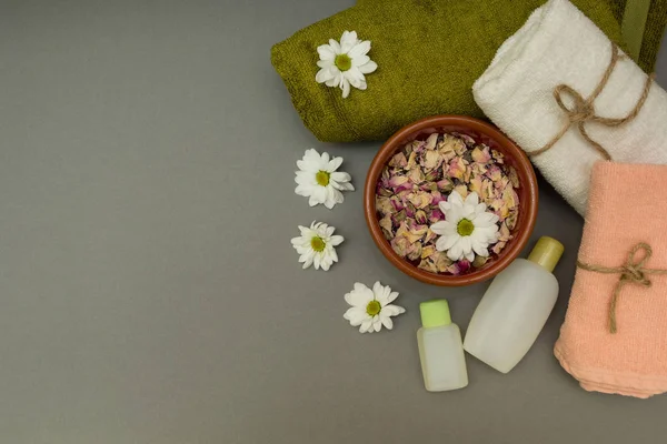 Konsep untuk perawatan spa dengan bunga dan handuk — Stok Foto