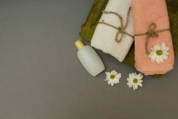 Toalhas de spa e flores brancas — Fotografia de Stock