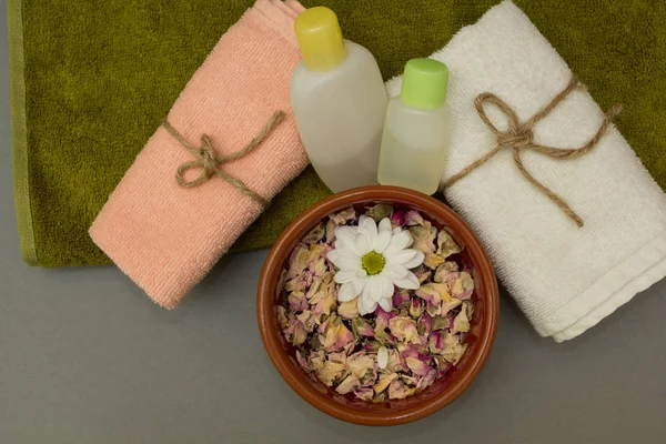 Massage Oil on colored towels, flower — Stock Photo, Image