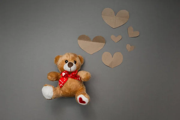 Urso de pelúcia e corações de papel — Fotografia de Stock