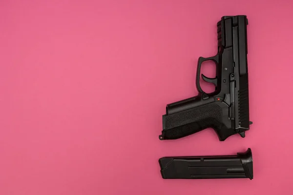 ピンクの背景の女性のための武器 — ストック写真