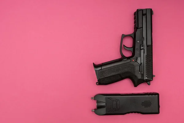ピンクの背景、法執行機関の銃 — ストック写真