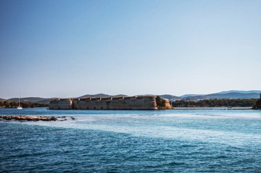 Deniz kıyısında eski Kalesi. 