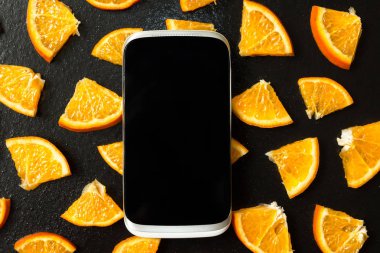 Portakal dilimleri üstünde Smartphone