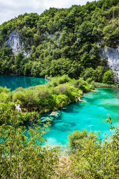 A türkiz víz kaszkádok tavak — Stock Fotó